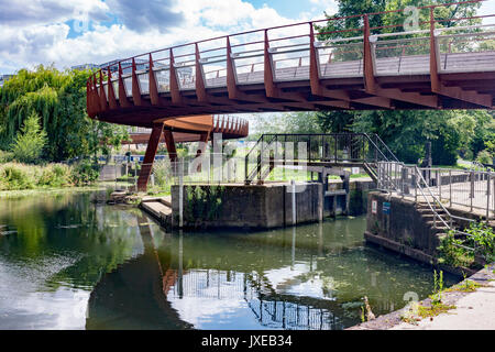 Northampton, Großbritannien. 15 Aug, 2017. UK Wetter. Einen warmen sonnigen Nachmittag auf dem Fluss Nene, blauer Himmel und leichte Wolken über der Marina in der Nähe Beckets Park am Rande der Altstadt. Credit: Keith J Smith./Alamy leben Nachrichten Stockfoto