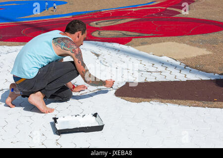 Bournemouth, Dorset, Großbritannien. 15 Aug, 2017. Große Kunstwerke von Spiderman Holding ein Eis nimmt Gestalt an Pier Ansatz, der durch Ambassadeur Kunst organisiert und zieht die Aufmerksamkeit der Besucher. Mann Malerei Spidermans Eis. Credit: Carolyn Jenkins/Alamy leben Nachrichten Stockfoto