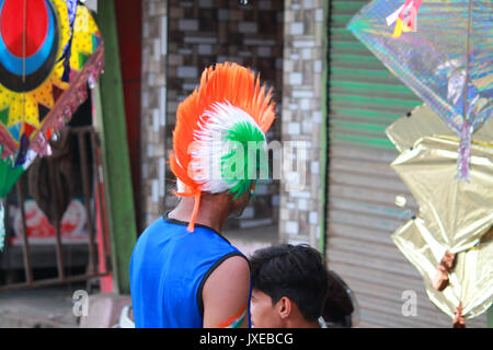 Mann, der Trikolore Perücke im Kite Shops für die indische Unabhängigkeit Feier zum Tag der Gutschrift: Ritesh Gautam/Alamy leben Nachrichten Stockfoto
