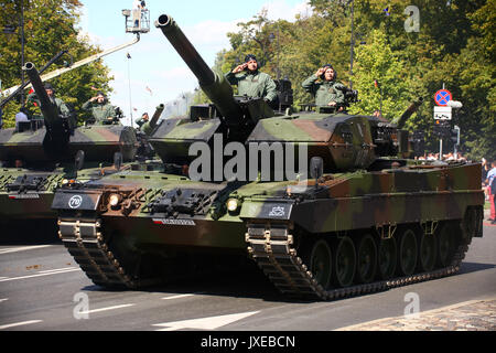 Warschau, Polen, 15. August 2017: Polnische Armee hält Feier Tag mit einer Militärparade der bewaffneten und Luftstreitkräfte auf der 97. Jahrestag der Schlacht von Warschau im Jahre 1920. Soldaten, Fahrzeugen, Panzern und Flugzeugen, wie MiG-29, Apache AH-64 s, Black Hawks, M1 Abrams und Special Forces der Stadt Warschau Hits. Alliierte NATO-Soldaten, Tausende von Besuchern, Präsident Andrzej Duda, Premierminister Beata Szydlo und der Verteidigungsminister Antoni Macierewicz melden Sie die offizielle Veranstaltung. Polnischen Armee feiert den 97. Jahrestag der Schlacht von Warschau im Jahre 1920. Credit: Jake Ratz/Alamy leben Nachrichten Stockfoto