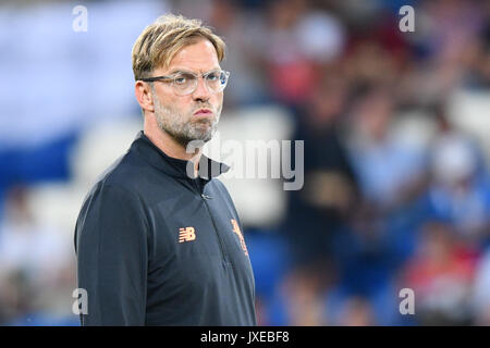 Sinsheim, Deutschland. 15 Aug, 2017. Liverpools Trainer Jürgen Klopp steht im Stadion während der Champions League qualifer Spiel zwischen 1899 Hoffenheim und dem FC Liverpool in der Rhein-Neckar-Arena in Sinsheim, Deutschland, 15. August 2017. Foto: Uwe Anspach/dpa/Alamy leben Nachrichten Stockfoto