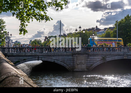 Dublin, Irland, das Vereinigte Königreich Wetter. 15. August 2017. Menschen die O'Connell Brücke am Abend an einem Tag Sonnenschein und Duschen in der Irischen Hauptstadt. Credit: Richard Wayman/Alamy leben Nachrichten Stockfoto