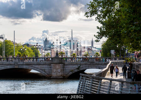 Dublin, Irland, das Vereinigte Königreich Wetter. 15. August 2017. Menschen die O'Connell Brücke am Abend an einem Tag Sonnenschein und Duschen in der Irischen Hauptstadt. Credit: Richard Wayman/Alamy leben Nachrichten Stockfoto