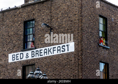 Dublin, Irland. 15. August 2017. Gäste in einem Bett und Frühstück auf der Talbot Street offene Fenster zu haben ein Rauch in der Irischen Hauptstadt. Rauchen ist von jedem Gebäude, sondern private Wohnungen in Irland verboten. Interessanterweise diese Gäste sind wahrscheinlich nichts von jeder anderen Ruse, wie sie in verschiedenen Räumen sind. Credit: Richard Wayman/Alamy leben Nachrichten Stockfoto
