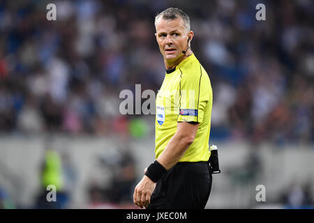 Sinsheim, Deutschland. 15 Aug, 2017. Schiedsrichter Bernd Kuipers steht auf der Pitch während der Champions League qualifer Spiel zwischen 1899 Hoffenheim und dem FC Liverpool in der Rhein-Neckar-Arena in Sinsheim, Deutschland, 15. August 2017. Foto: Uwe Anspach/dpa/Alamy leben Nachrichten Stockfoto