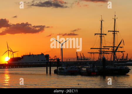 Gravesend, Kent, Großbritannien. 15 August, 2017. UK Wetter. Sonnenuntergang über der Themse in Gravesend, Kent, am Ende eines warmen, schwülen Tag. Der Sea Cadet Schulschiff TS Royalistischen wird dargestellt in Gravesend Town Pier Ponton. Rob Powell/Alamy leben Nachrichten Stockfoto