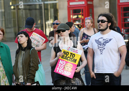 Manchester, Großbritannien. 15 Aug, 2017. Eine Frau hält ein Plakat der lautet "Nein zum Rassismus keine zum Trumpf", St Peters Square, Manchester, 15. August, 2017 Quelle: Barbara Koch/Alamy leben Nachrichten Stockfoto