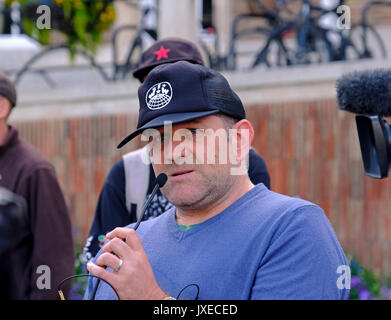 Bristol, UK. 15 August, 2017. Ein Sprecher der Industriearbeiter der Welt spricht auf eine Mahnwache der Tod von Heather Heyer, der ermordet wurde, während der Teilnahme an einer antifaschistischen Demonstration in Charlottesville, Virginia, USA zu markieren. Keith Ramsey/Alamy leben Nachrichten Stockfoto