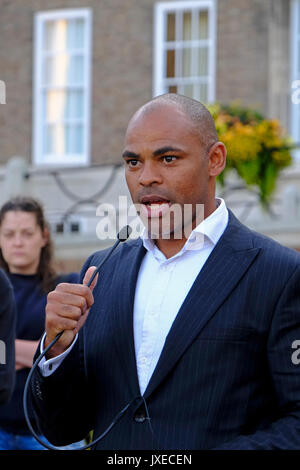 Bristol, UK. 15 August, 2017. Der Bürgermeister von Bristol, Marvin Rees, spricht auf eine Mahnwache der Tod von Heather Heyer, der ermordet wurde, während der Teilnahme an einer antifaschistischen Demonstration in Charlottesville, Virginia, USA zu markieren. Keith Ramsey/Alamy leben Nachrichten Stockfoto