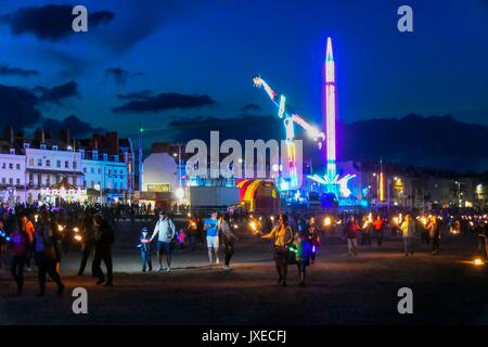 Dorchester, Dorset, Großbritannien. 15. August 2017. UK Wetter. Hunderte von Menschen nehmen an den jährlichen Nächstenliebe Karneval Fackelumzug am Strand in Weymouth Dorset wie das Licht verblasst nach Sonnenuntergang. Photo Credit: Graham Jagd-/Alamy leben Nachrichten Stockfoto