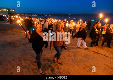 Dorchester, Dorset, Großbritannien. 15. August 2017. UK Wetter. Hunderte von Menschen nehmen an den jährlichen Nächstenliebe Karneval Fackelumzug am Strand in Weymouth Dorset wie das Licht verblasst nach Sonnenuntergang. Photo Credit: Graham Jagd-/Alamy leben Nachrichten Stockfoto