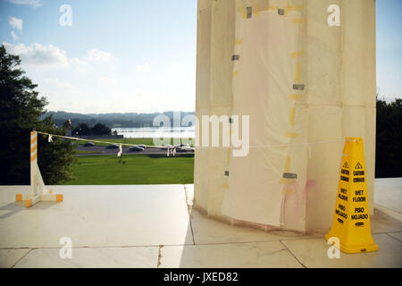 Washington, DC, USA. 15 Aug, 2017. Ein tapeziert - über Spalte Spray mit kraftausdruck Graffiti gemalt wird am Lincoln Memorial in Washington, DC, USA, am 12.08.15, 2017 gesehen. Credit: Yin Bogu/Xinhua/Alamy leben Nachrichten Stockfoto