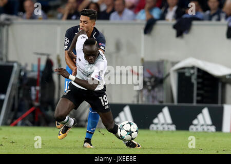 Sinheim, Deutschland. 15 Aug, 2017. Sadio Mähne (vorne) von Liverpool Mias für die Kugel während der UEFA Champions League Qualifikation Play-Offs Runde Hinspiel Spiel gegen 1899 Hoffenheim am WIRSOL Rhein-Neckar-Arena in Sinsheim, Deutschland, am 15. August 2017. Liverpool gewann 2-1. Quelle: Joachim Bywaletz/Xinhua/Alamy leben Nachrichten Stockfoto