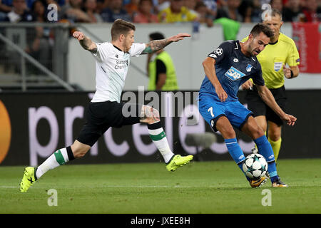 Sinheim, Deutschland. 15 Aug, 2017. Alberto Moreno (L) von Liverpool und Lukas Rupp von 1899 Hoffenheim konkurrieren während der UEFA Champions League Qualifikation Play-Offs Runde Hinspiel Spiel WIRSOL Rhein-Neckar-Arena in Sinsheim, Deutschland, am 15. August 2017. Liverpool gewann 2-1. Quelle: Joachim Bywaletz/Xinhua/Alamy leben Nachrichten Stockfoto