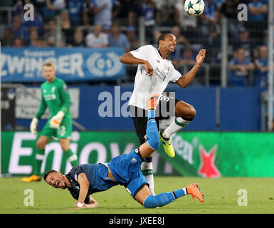 Sinheim, Deutschland. 15 Aug, 2017. Joel Matip (R) von Liverpool und Sandro Wagner von 1899 Hoffenheim konkurrieren während der UEFA Champions League Qualifikation Play-Offs Runde Hinspiel Spiel WIRSOL Rhein-Neckar-Arena in Sinsheim, Deutschland, am 15. August 2017. Liverpool gewann 2-1. Quelle: Joachim Bywaletz/Xinhua/Alamy leben Nachrichten Stockfoto