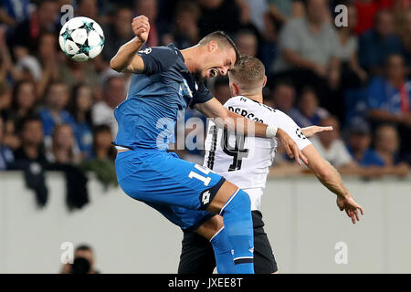 Sinheim, Deutschland. 15 Aug, 2017. Jordan Henderson (R) von Liverpool und Sandro Wagner von 1899 Hoffenheim konkurrieren während der UEFA Champions League Qualifikation Play-Offs Runde Hinspiel Spiel WIRSOL Rhein-Neckar-Arena in Sinsheim, Deutschland, am 15. August 2017. Liverpool gewann 2-1. Quelle: Joachim Bywaletz/Xinhua/Alamy leben Nachrichten Stockfoto