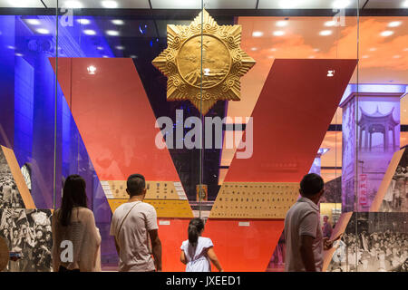 Nanjing, Nanjing, China. 15 Aug, 2017. Nanjing, China - 15. August 2017: (redaktionelle Verwendung. CHINA) Menschen besuchen die Memorial Hall der Opfer in Nanjing Massaker in Nanjing, in East China Jiangsu Provinz auf der 72th Jahrestag der japanischen Kapitulation im Zweiten Weltkrieg, in Erinnerung an die Narbe von Geschichte. Credit: SIPA Asien/ZUMA Draht/Alamy leben Nachrichten Stockfoto