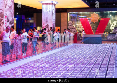 Nanjing, Nanjing, China. 15 Aug, 2017. Nanjing, China - 15. August 2017: (redaktionelle Verwendung. CHINA) Menschen besuchen die Memorial Hall der Opfer in Nanjing Massaker in Nanjing, in East China Jiangsu Provinz auf der 72th Jahrestag der japanischen Kapitulation im Zweiten Weltkrieg, in Erinnerung an die Narbe von Geschichte. Credit: SIPA Asien/ZUMA Draht/Alamy leben Nachrichten Stockfoto