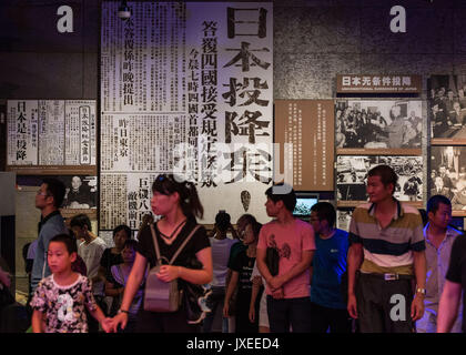 Nanjing, Nanjing, China. 15 Aug, 2017. Nanjing, China - 15. August 2017: (redaktionelle Verwendung. CHINA) Menschen besuchen die Memorial Hall der Opfer in Nanjing Massaker in Nanjing, in East China Jiangsu Provinz auf der 72th Jahrestag der japanischen Kapitulation im Zweiten Weltkrieg, in Erinnerung an die Narbe von Geschichte. Credit: SIPA Asien/ZUMA Draht/Alamy leben Nachrichten Stockfoto