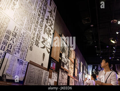 Nanjing, Nanjing, China. 15 Aug, 2017. Nanjing, China - 15. August 2017: (redaktionelle Verwendung. CHINA) Menschen besuchen die Memorial Hall der Opfer in Nanjing Massaker in Nanjing, in East China Jiangsu Provinz auf der 72th Jahrestag der japanischen Kapitulation im Zweiten Weltkrieg, in Erinnerung an die Narbe von Geschichte. Credit: SIPA Asien/ZUMA Draht/Alamy leben Nachrichten Stockfoto