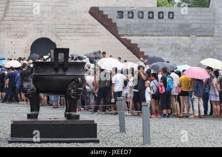 Nanjing, Nanjing, China. 15 Aug, 2017. Nanjing, China - 15. August 2017: (redaktionelle Verwendung. CHINA) Menschen besuchen die Memorial Hall der Opfer in Nanjing Massaker in Nanjing, in East China Jiangsu Provinz auf der 72th Jahrestag der japanischen Kapitulation im Zweiten Weltkrieg, in Erinnerung an die Narbe von Geschichte. Credit: SIPA Asien/ZUMA Draht/Alamy leben Nachrichten Stockfoto