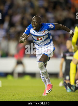 Reading, Großbritannien. 15 Aug, 2017. Modou Barrow Lesen feiert Scoring sein Ziel 2 0 Während der Sky Bet Championship Match zwischen Lesen und Aston Villa im Madejski Stadium, Reading, England am 15. August 2017. Foto von Andy Rowland/PRiME Media Bilder. ** Redaktion VERWENDEN SIE NUR FA Premier League und der Football League unterliegen DataCo Lizenz. Credit: Andrew Rowland/Alamy leben Nachrichten Stockfoto