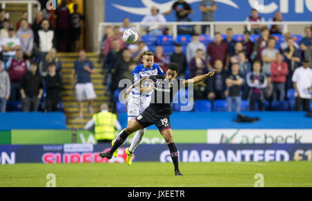 Reading, Großbritannien. 15 Aug, 2017. Chris Gunter Lesen schlachten Andre Grün von Aston Villa während der Sky Bet Championship Match zwischen Lesen und Aston Villa im Madejski Stadium, Reading, England am 15. August 2017. Foto von Andy Rowland/PRiME Media Bilder. ** Redaktion VERWENDEN SIE NUR FA Premier League und der Football League unterliegen DataCo Lizenz. Credit: Andrew Rowland/Alamy leben Nachrichten Stockfoto