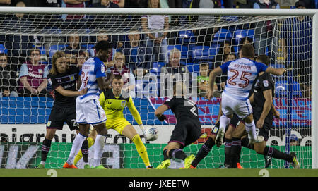 Reading, Großbritannien. 15 Aug, 2017. Torwart Sam Johnstone (leihweise für Manchester United) von Aston Villa spart einen Schuß von Adrian Popa (25) der Lesung während der Sky Bet Championship Match zwischen Lesen und Aston Villa im Madejski Stadium, Reading, England am 15. August 2017. Foto von Andy Rowland/PRiME Media Bilder. ** Redaktion VERWENDEN SIE NUR FA Premier League und der Football League unterliegen DataCo Lizenz. Credit: Andrew Rowland/Alamy leben Nachrichten Stockfoto
