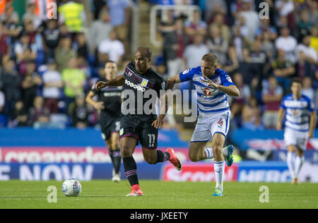 Reading, Großbritannien. 15 Aug, 2017. Gabriel Agbonlahor von Aston Villa hält weg Joey van den Berg der Lesung während der Sky Bet Championship Match zwischen Lesen und Aston Villa im Madejski Stadium, Reading, England am 15. August 2017. Foto von Andy Rowland/PRiME Media Bilder. ** Redaktion VERWENDEN SIE NUR FA Premier League und der Football League unterliegen DataCo Lizenz. Credit: Andrew Rowland/Alamy leben Nachrichten Stockfoto