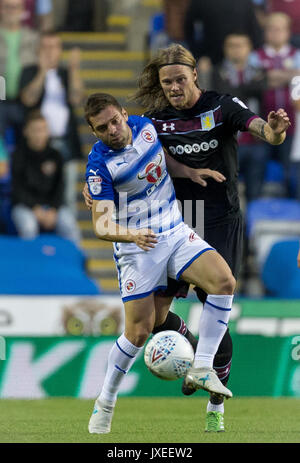 Reading, Großbritannien. 15 Aug, 2017. Adrian Popa Lesen hält weg Birkir Bjarnason von Aston Villa während der Sky Bet Championship Match zwischen Lesen und Aston Villa im Madejski Stadium, Reading, England am 15. August 2017. Foto von Andy Rowland/PRiME Media Bilder. ** Redaktion VERWENDEN SIE NUR FA Premier League und der Football League unterliegen DataCo Lizenz. Credit: Andrew Rowland/Alamy leben Nachrichten Stockfoto