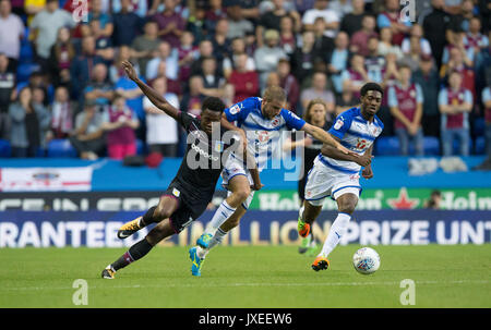 Reading, Großbritannien. 15 Aug, 2017. Joshua Onomah von Aston Villa schlachten Joey van den Berg der Lesung während der Sky Bet Championship Match zwischen Lesen und Aston Villa im Madejski Stadium, Reading, England am 15. August 2017. Foto von Andy Rowland/PRiME Media Bilder. ** Redaktion VERWENDEN SIE NUR FA Premier League und der Football League unterliegen DataCo Lizenz. Credit: Andrew Rowland/Alamy leben Nachrichten Stockfoto