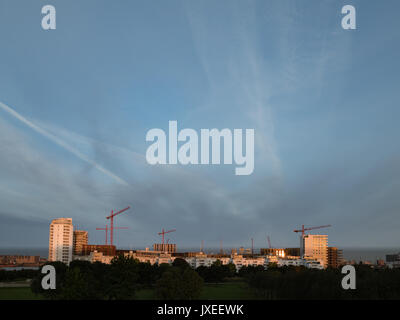 Silvertown, Newham, London, UK. 16. August 2017. UK Wetter: strahlend blauen Himmel bei Sonnenaufgang in London Silvertown. Einen trockenen Tag erwartet. Umfassende Sanierung auftretende mit Royal wharf Entwicklung Credit: WansfordPhoto/Alamy leben Nachrichten Stockfoto