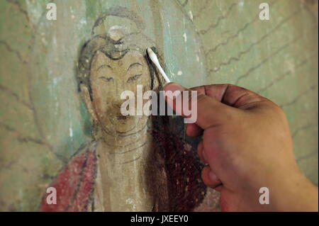 Zhengding, Hebei Provinz Chinas. 15 Aug, 2017. Ein Experte stellt ein altes Wandbild an Longxing Tempel in Zhengding, im Norden der chinesischen Provinz Hebei, 15 August, 2017. Die Restaurierung und Erhaltung der Werke des Buddhistischen Wandmalereien von der Ming Dynastie (1368-1644), belegen 400 Quadratmeter im Gange sind. Credit: Chen Qibao/Xinhua/Alamy leben Nachrichten Stockfoto