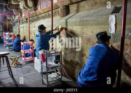 Zhengding, Hebei Provinz Chinas. 15 Aug, 2017. Experten ein altes Wandbild an Longxing Tempel in Zhengding, im Norden der chinesischen Provinz Hebei, Aug 15, 2017 wiederherstellen. Die Restaurierung und Erhaltung der Werke des Buddhistischen Wandmalereien von der Ming Dynastie (1368-1644), belegen 400 Quadratmeter im Gange sind. Credit: Chen Qibao/Xinhua/Alamy leben Nachrichten Stockfoto