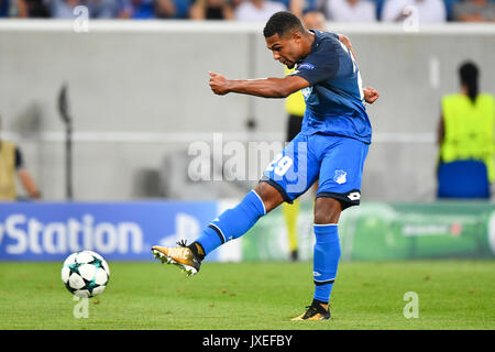 Sinsheim, Deutschland. 15 Aug, 2017. Von 1899 Hoffenheim Serge Gnabry schießt für Ziel während der Champions-league-qualifikationsspiel zwischen 1899 Hoffenheim und dem FC Liverpool in der Rhein-Neckar-Arena in Sinsheim, Deutschland, 15. August 2017. Foto: Uwe Anspach/dpa/Alamy leben Nachrichten Stockfoto