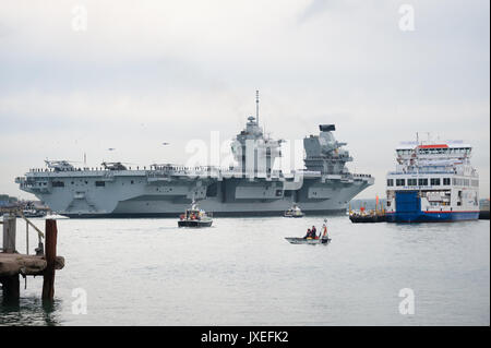 HMS Queen Elizabeth, das größte Kriegsschiff je für die Royal Navy des Vereinigten Königreichs gebaut, kommt in Portsmouth Harbour in Hampshire, England, UK. Stockfoto