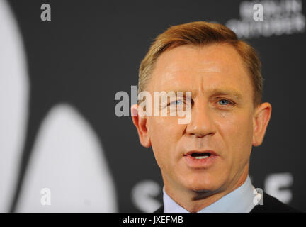 Der britische Schauspieler Daniel Craig stellt für Bilder bei einem Fotoshooting für kyfall des neuen James Bond Films "Im Hotel Adlon in Berlin, Deutschland, 30. Oktober 2012. Foto: Jens KALAENE | Verwendung weltweit Stockfoto