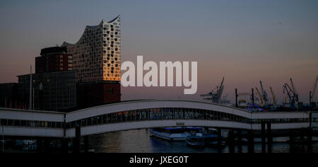 Datei - eine Datei Bild vom 29. Dezember 2016 zeigt die srtting Sonne in den Fenstern der Elbphilharmonie hinter der Überseebrücke im Hafen Hamburg, Deutschland wider. Hamburg ist der lebenswertesten Stadt in Deutschland, entsprechend einem jährlichen Ranking von 'The Economist' Foto: Axel Heimken/dpa Stockfoto