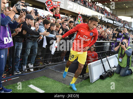 Paris Saint-Germain des Brasilianischen vorwärts Neymar läuft während der Französischen L1 Fußballspiel Paris Saint-Germain (PSG) vs En Avant Guingamp (EAG) an der Roudourou Stadion in Guingamp am 13. August 2017. Stockfoto