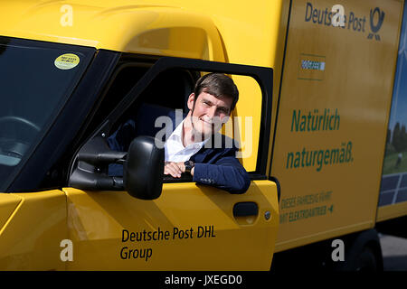 Köln, Deutschland. 16 Aug, 2017. Mitbegründer der StreetScooter GmbH, Achim Kampker, in einem StreetScooter in Köln, Deutschland, 16. August 2017 saß. Deutsche Post DHL und Ford präsentiert den StreetScooter ARBEIT XL Elektrotransporter. Foto: Oliver Berg/dpa/Alamy leben Nachrichten Stockfoto