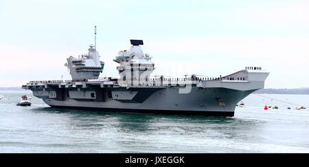 HMS Queen Elizabeth kommt in Portsmouth Harbour zum ersten Mal. Stockfoto