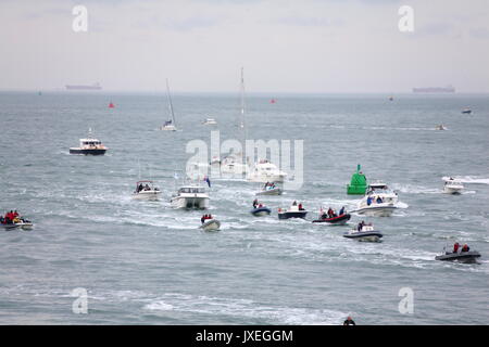 HMS Queen Elizabeth kommt in Portsmouth Harbour zum ersten Mal. Stockfoto