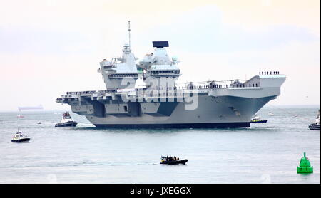 HMS Queen Elizabeth kommt in Portsmouth Harbour zum ersten Mal. Stockfoto