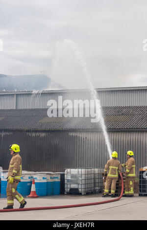 Southend On Sea, Essex, Großbritannien. 16. August 2017. Flughafen Feuer. Ein großes Feuer an der Luft Livery Hangar am Flughafen London Southend am um 11:00 Uhr gebrochen Feuermannschaften waren schnell auf den Vorfall zu reagieren. Credit: Darren Attersley/Alamy leben Nachrichten Stockfoto