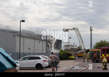 Southend On Sea, Essex, Großbritannien. 16. August 2017. Flughafen Feuer. Ein großes Feuer an der Luft Livery Hangar am Flughafen London Southend am um 11:00 Uhr gebrochen Feuermannschaften waren schnell auf den Vorfall zu reagieren. Credit: Darren Attersley/Alamy leben Nachrichten Stockfoto