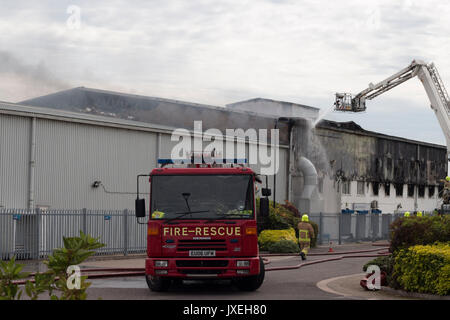 Southend On Sea, Essex, Großbritannien. 16. August 2017. Flughafen Feuer. Ein großes Feuer an der Luft Livery Hangar am Flughafen London Southend am um 11:00 Uhr gebrochen Feuermannschaften waren schnell auf den Vorfall zu reagieren. Credit: Darren Attersley/Alamy leben Nachrichten Stockfoto