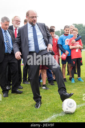 Parchim, Deutschland. 16 Aug, 2017. SPD-Kanzlerkandidat Martin Schulz (2.f) Besuche ein Fußball-Turnier der satirischen Demokratiebewegung Storch Heinar in Parchim, Deutschland, 16. August 2017. Foto: Daniel Bockwoldt/ZB/dpa/Alamy leben Nachrichten Stockfoto