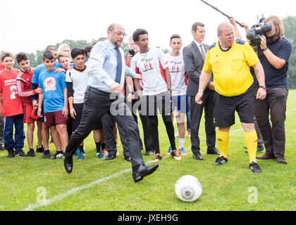 Parchim, Deutschland. 16 Aug, 2017. SPD-Kanzlerkandidat Martin Schulz (2.f) Besuche ein Fußball-Turnier der satirischen Demokratiebewegung Storch Heinar in Parchim, Deutschland, 16. August 2017. Foto: Daniel Bockwoldt/ZB/dpa/Alamy leben Nachrichten Stockfoto