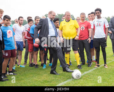 Parchim, Deutschland. 16 Aug, 2017. SPD-Kanzlerkandidat Martin Schulz besucht ein Fußball-Turnier der satirischen Demokratiebewegung Storch Heinar in Parchim, Deutschland, 16. August 2017. Foto: Daniel Bockwoldt/ZB/dpa/Alamy leben Nachrichten Stockfoto