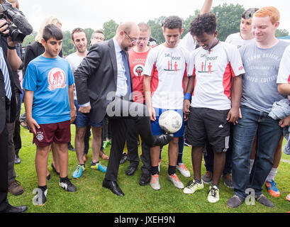 Parchim, Deutschland. 16 Aug, 2017. SPD-Kanzlerkandidat Martin Schulz (2.f) Besuche ein Fußball-Turnier der satirischen Demokratiebewegung Storch Heinar in Parchim, Deutschland, 16. August 2017. Foto: Daniel Bockwoldt/ZB/dpa/Alamy leben Nachrichten Stockfoto